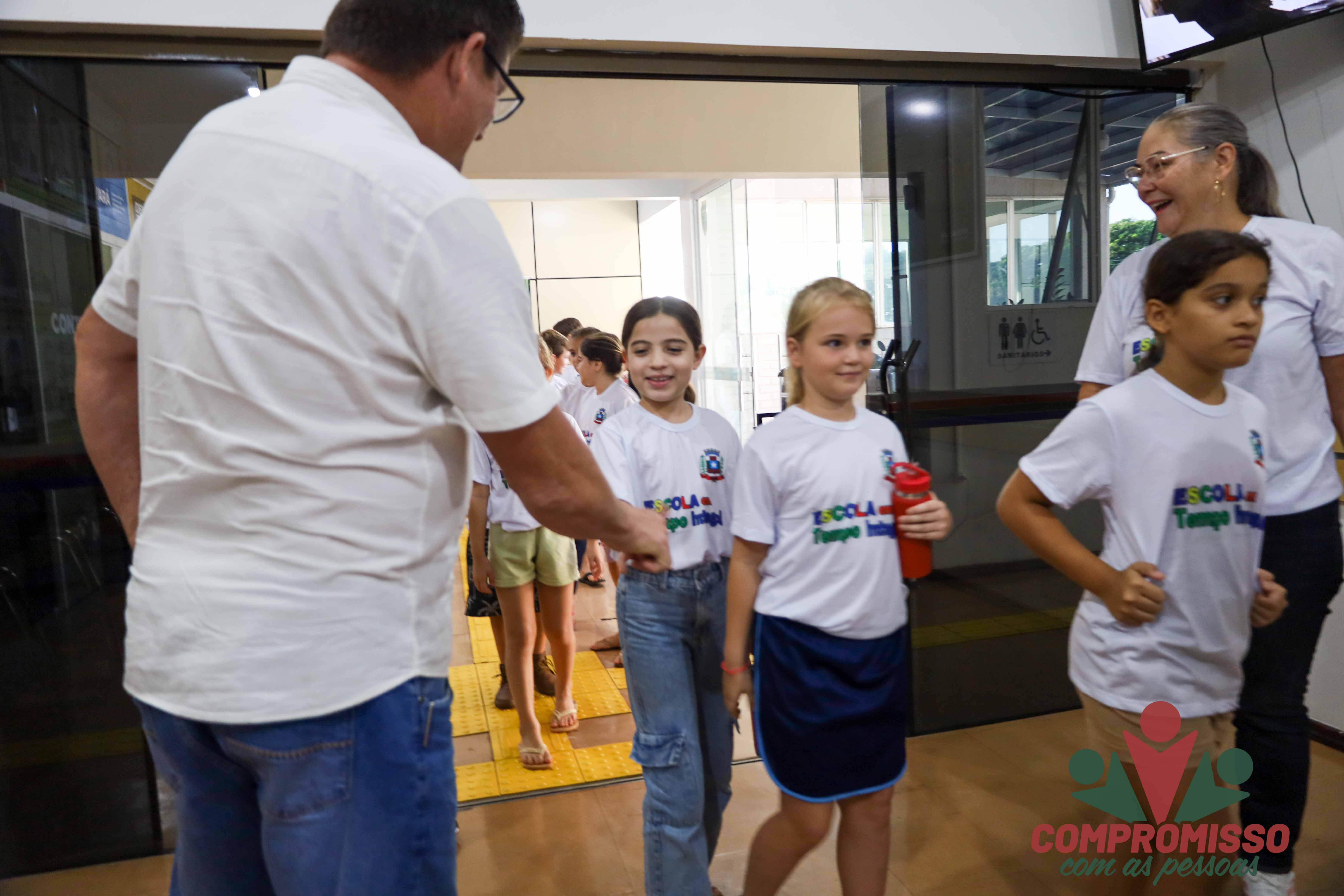 Alunos do Tempo Integral Jornada Ampliada de Linha Jacutinga recebe uniformes