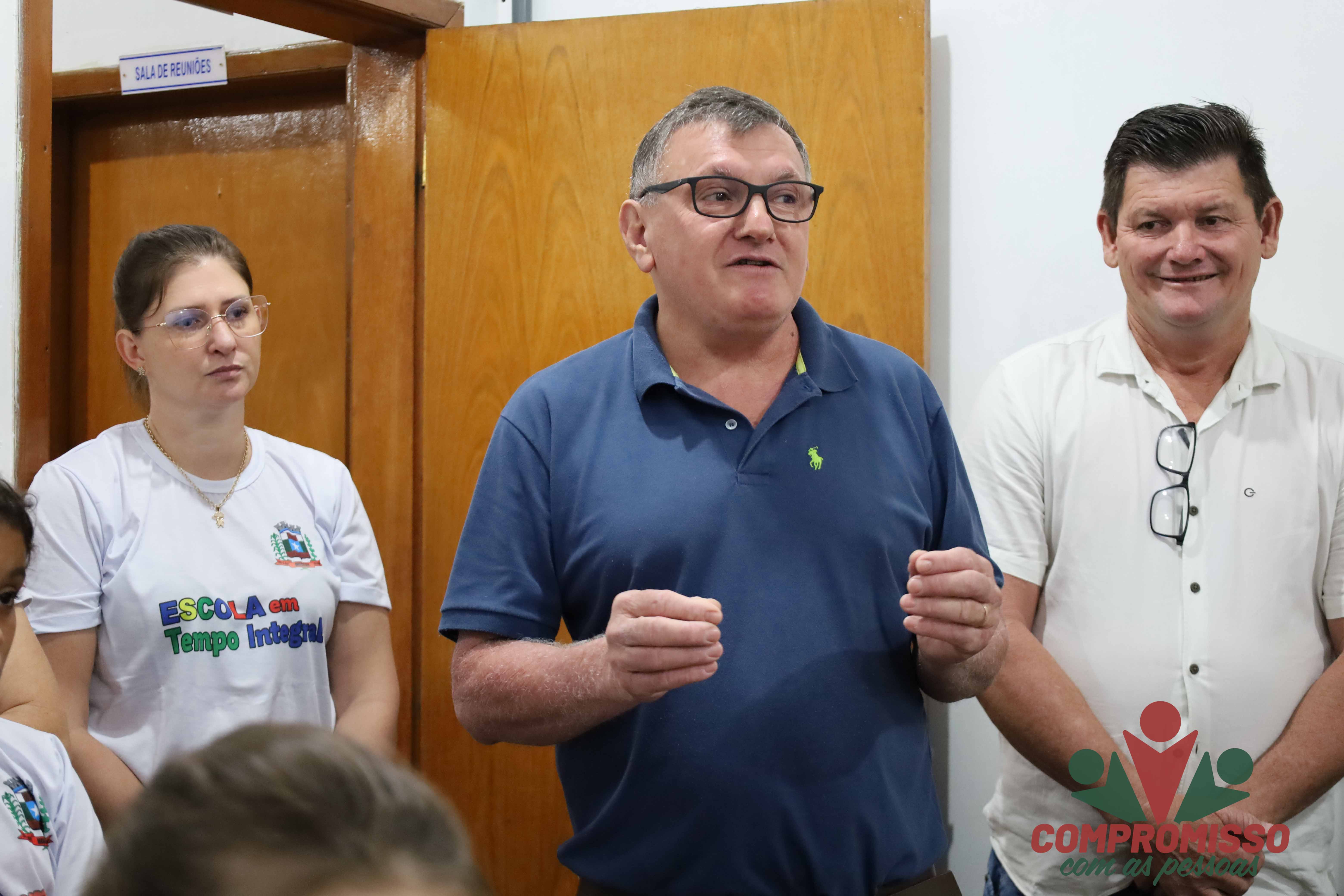 Alunos do Tempo Integral Jornada Ampliada de Linha Jacutinga recebe uniformes