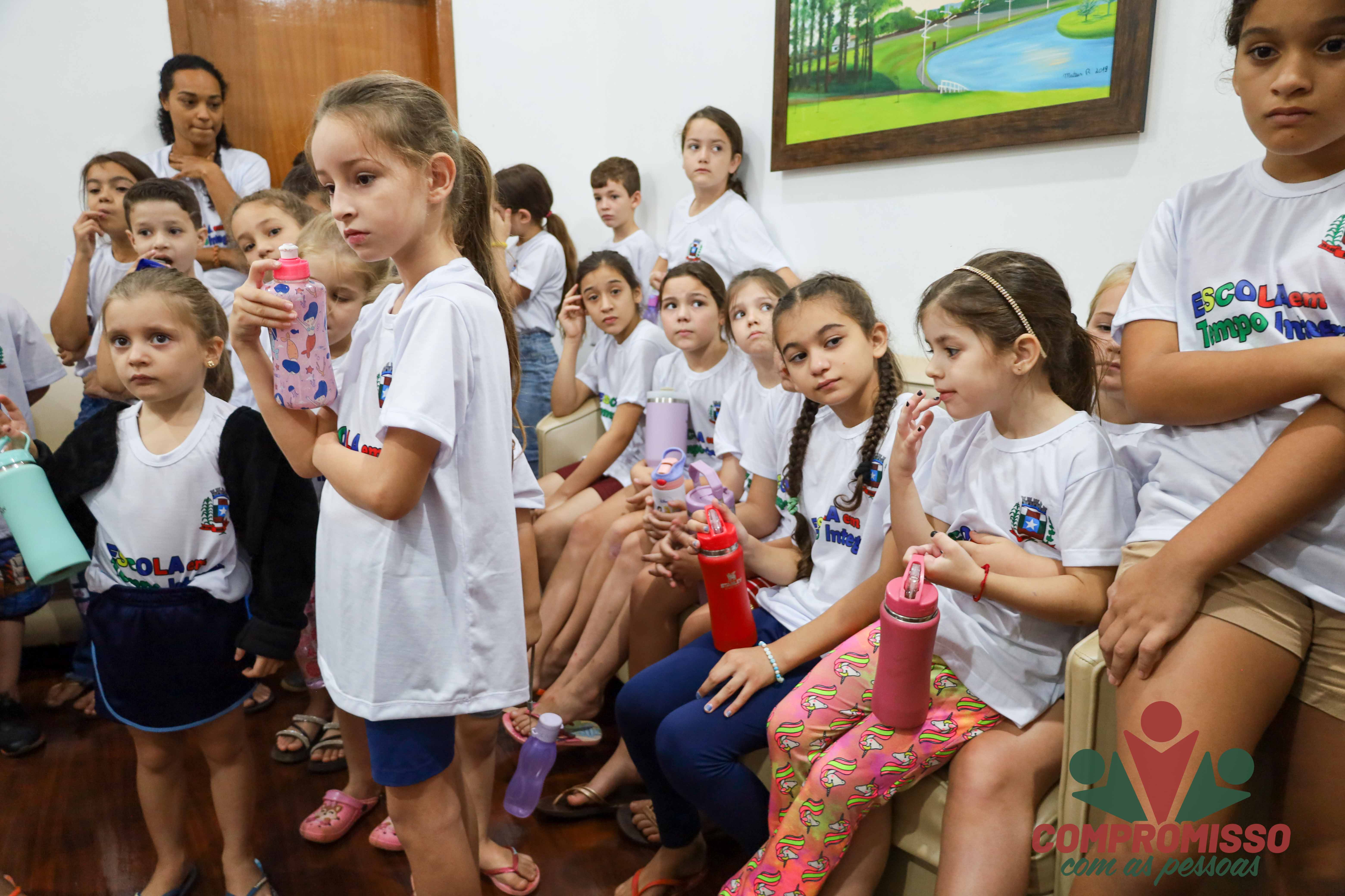 Alunos do Tempo Integral Jornada Ampliada de Linha Jacutinga recebe uniformes