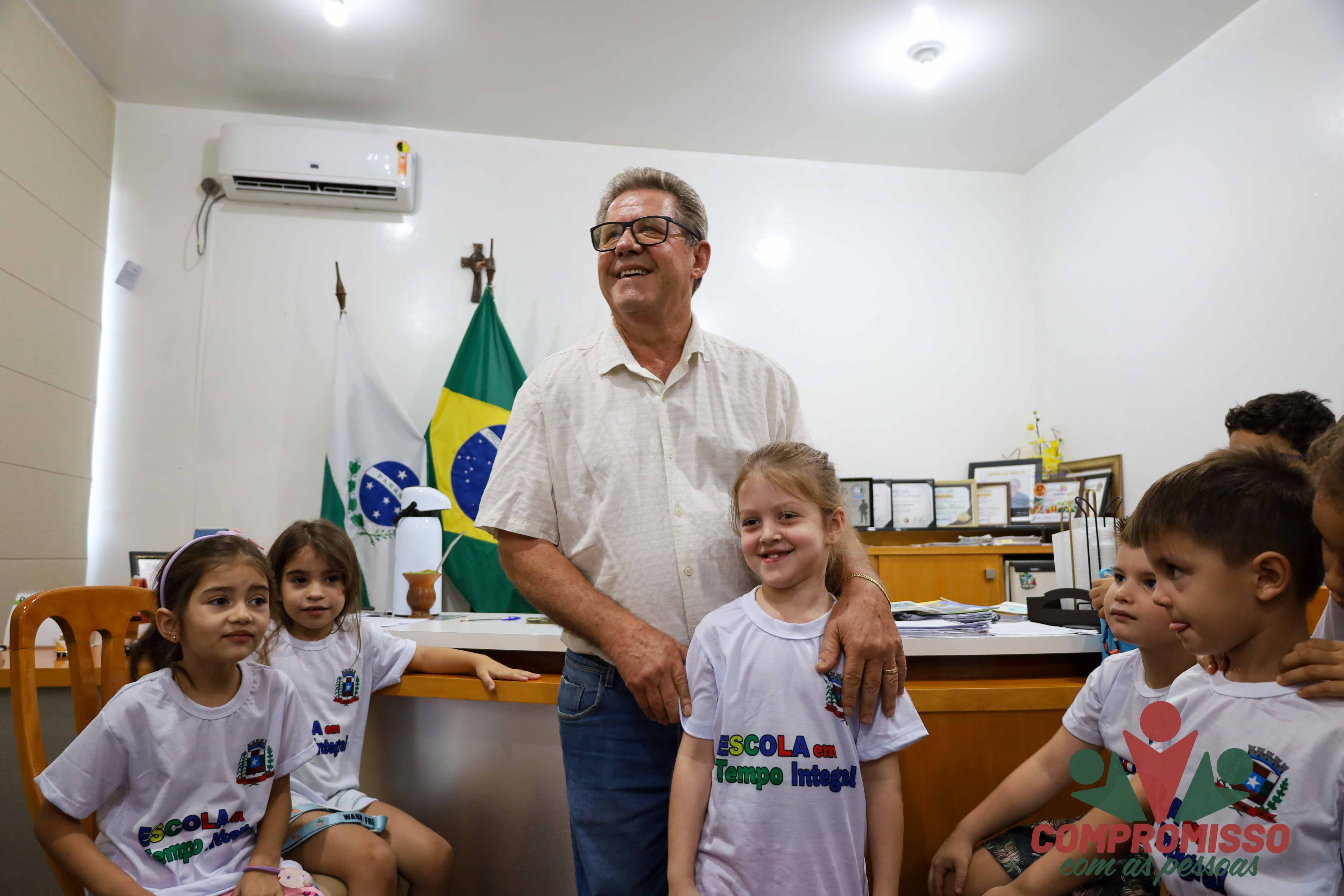Alunos do Tempo Integral Jornada Ampliada de Linha Jacutinga recebe uniformes