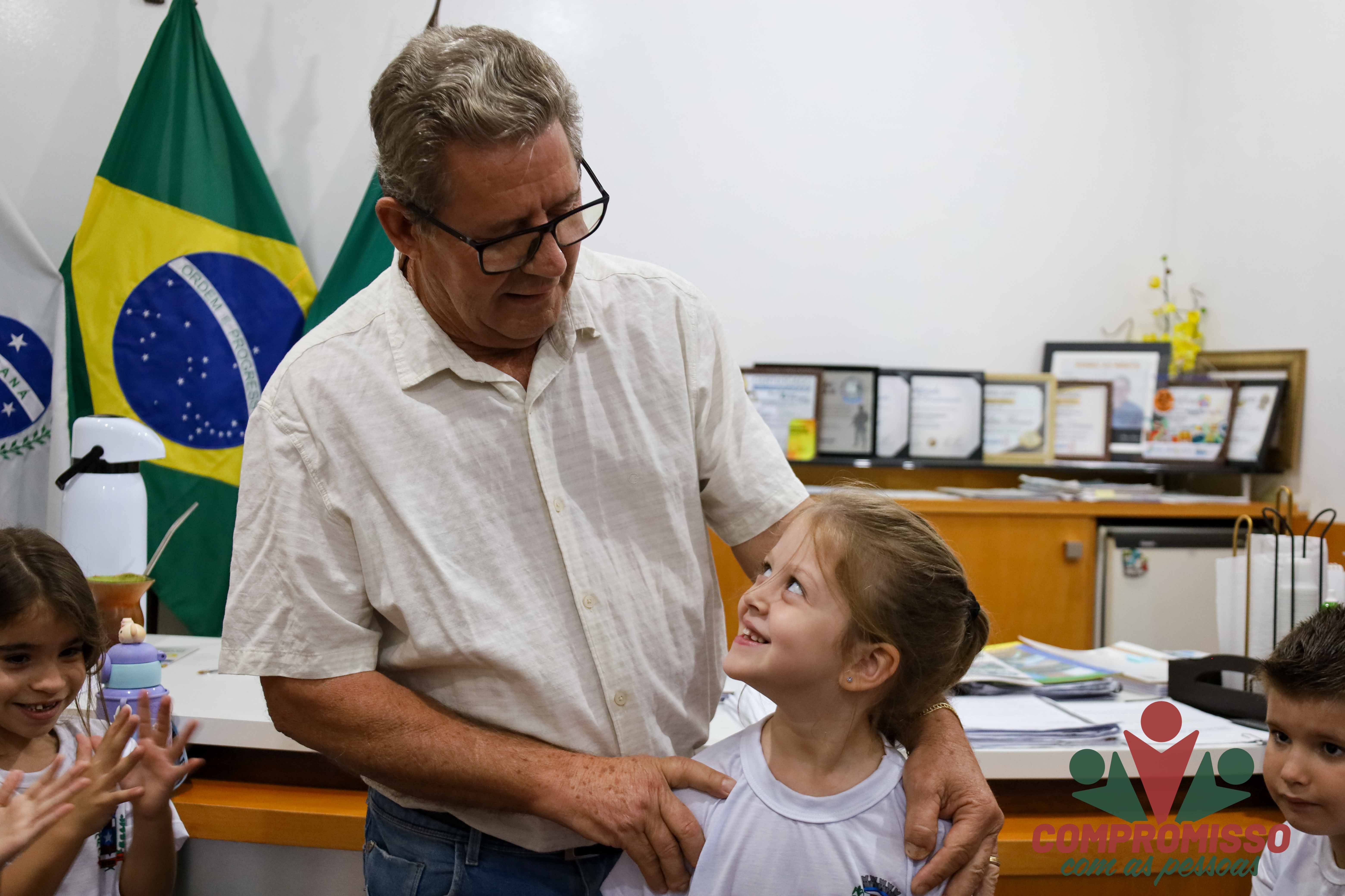 Alunos do Tempo Integral Jornada Ampliada de Linha Jacutinga recebe uniformes