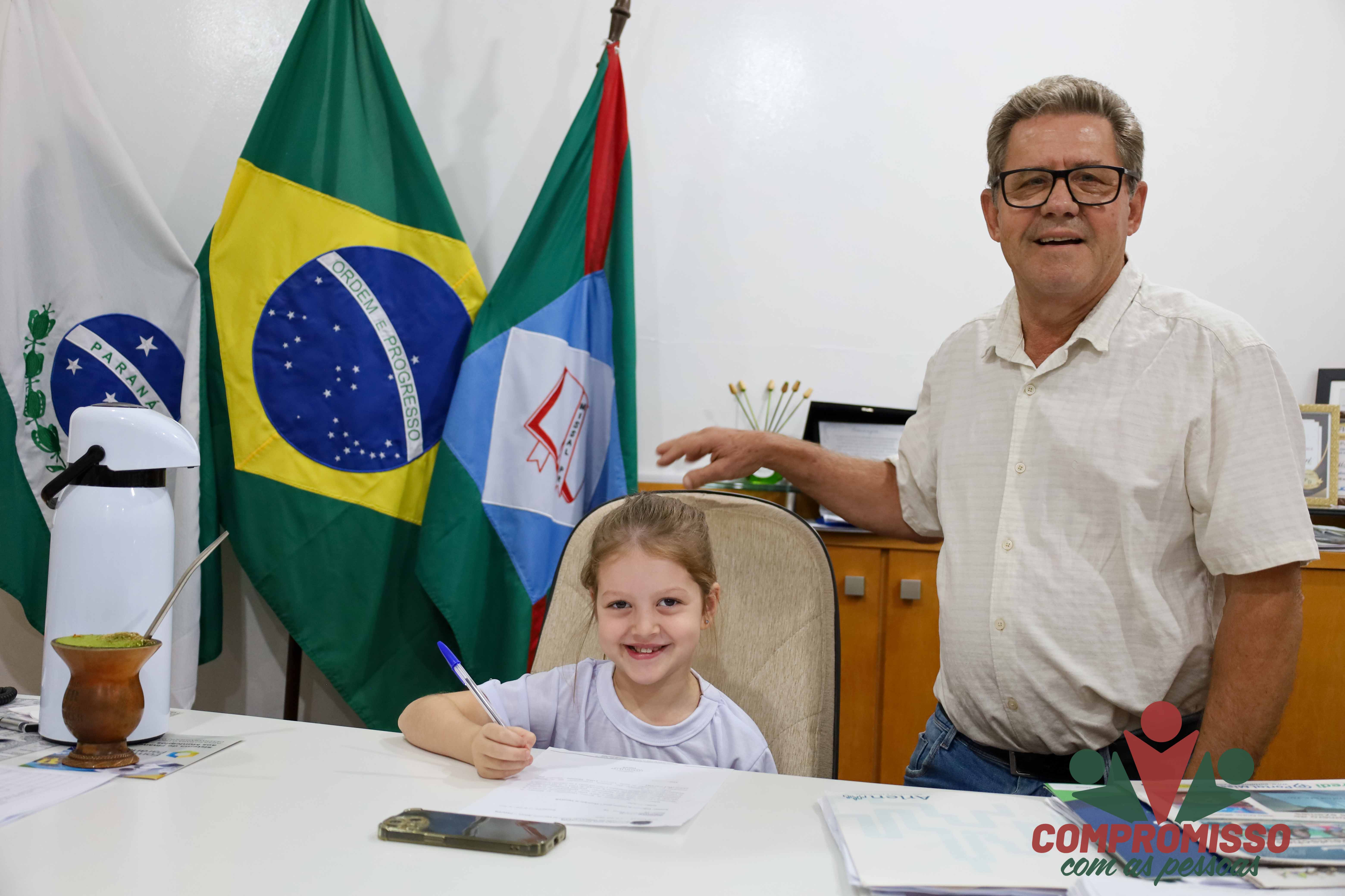 Alunos do Tempo Integral Jornada Ampliada de Linha Jacutinga recebe uniformes