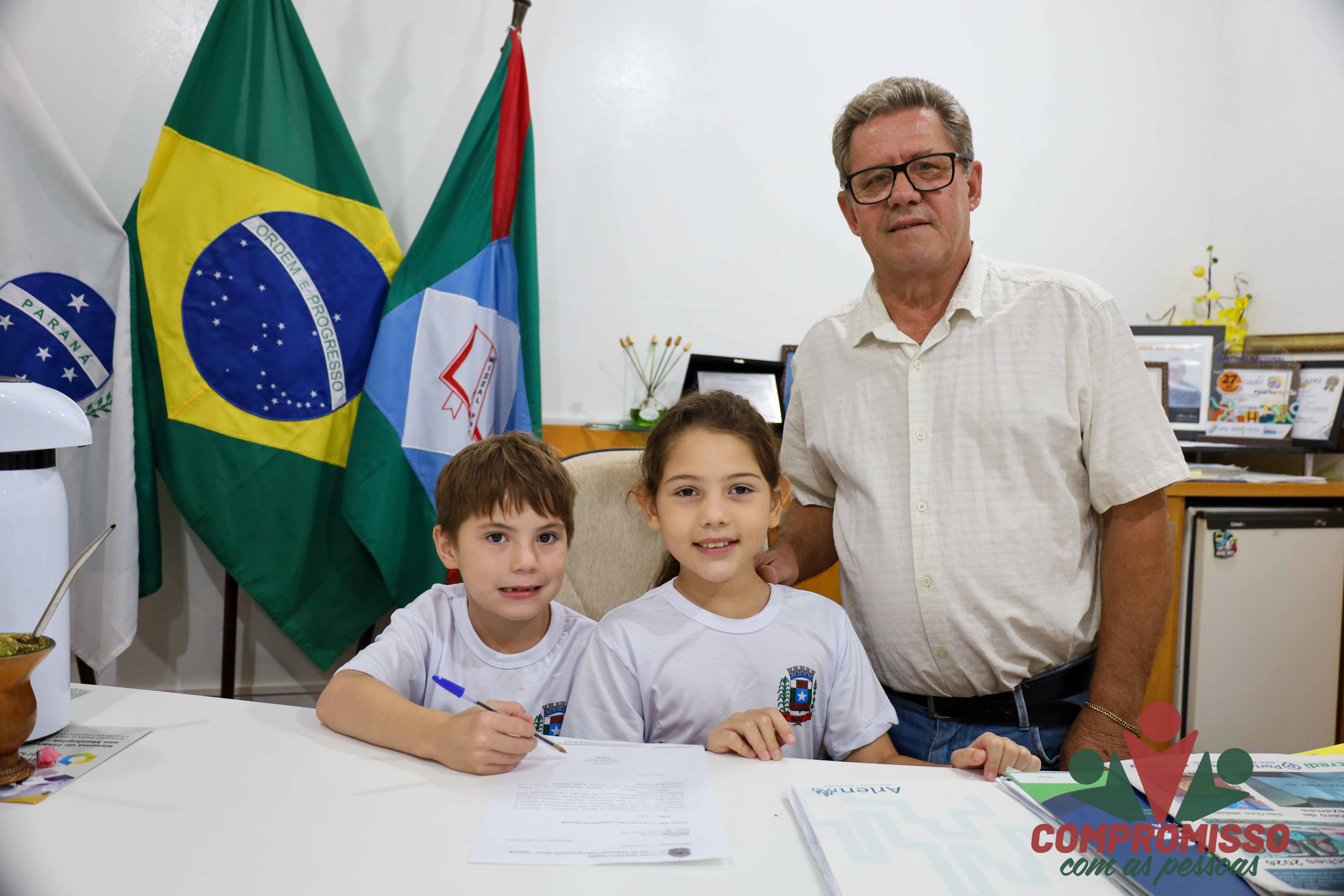 Alunos do Tempo Integral Jornada Ampliada de Linha Jacutinga recebe uniformes