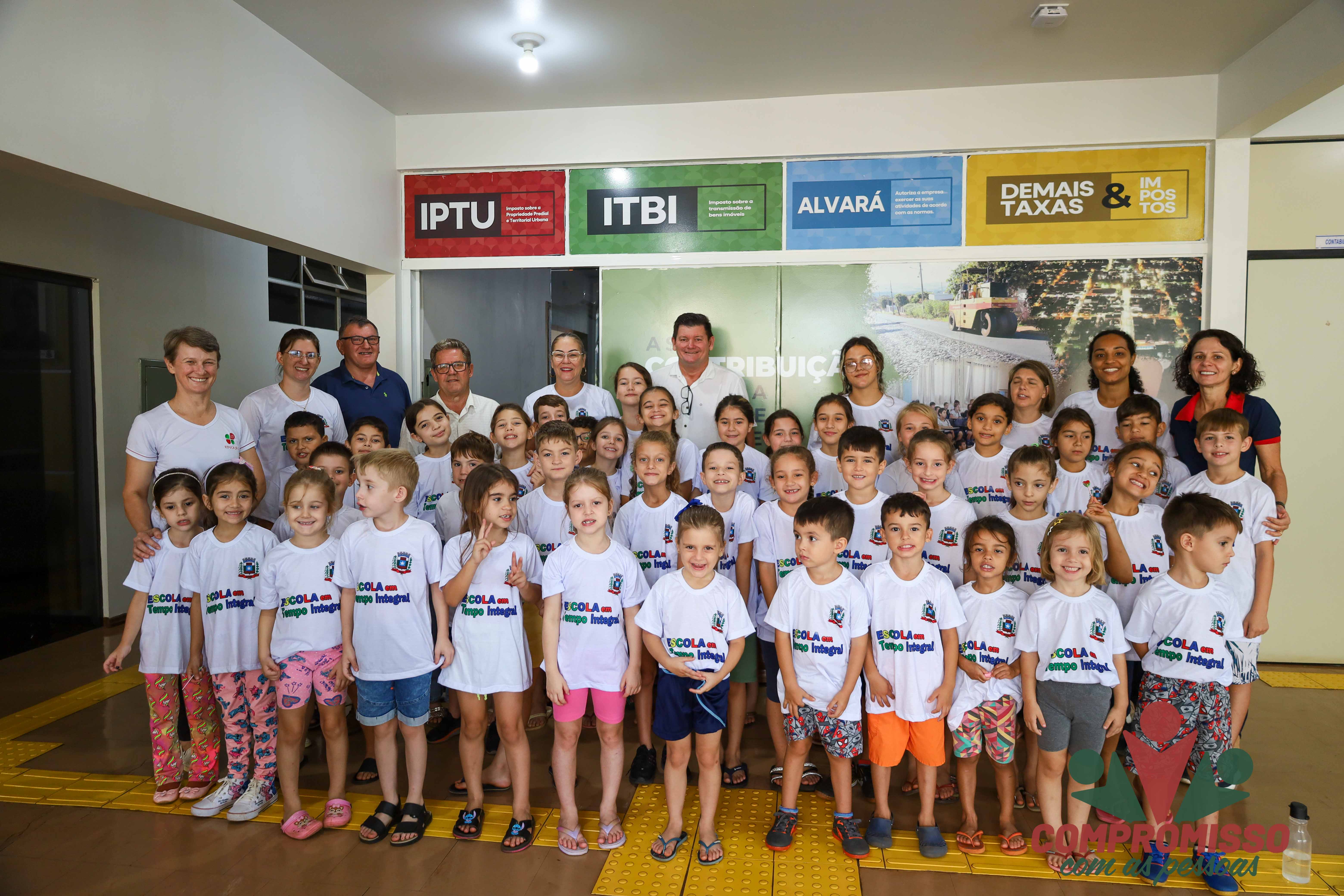 Alunos do Tempo Integral Jornada Ampliada de Linha Jacutinga recebe uniformes