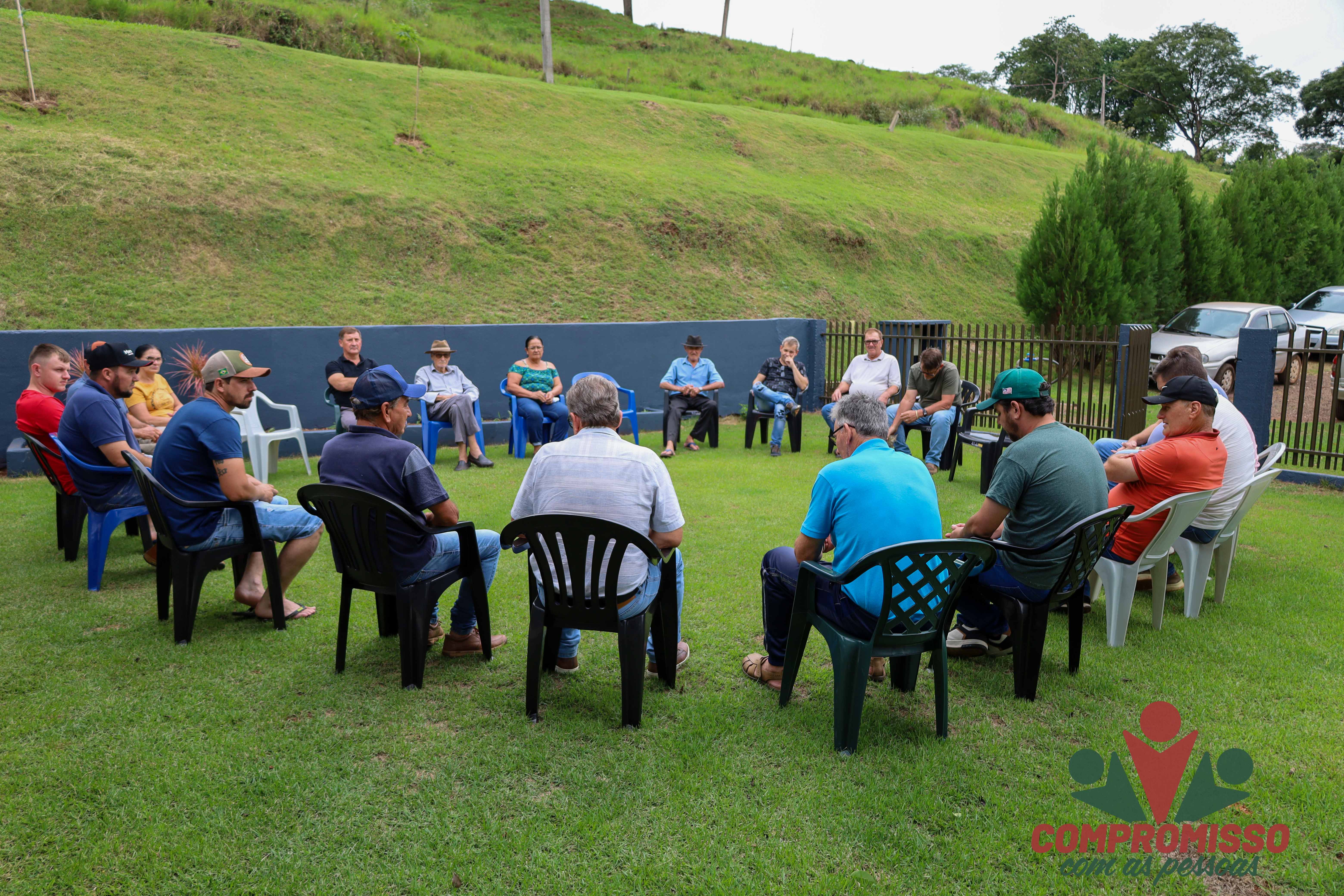 Administração se reúne com moradores da Comunidade de São José dos Pinhais para tratar sobre Readequação de estrada