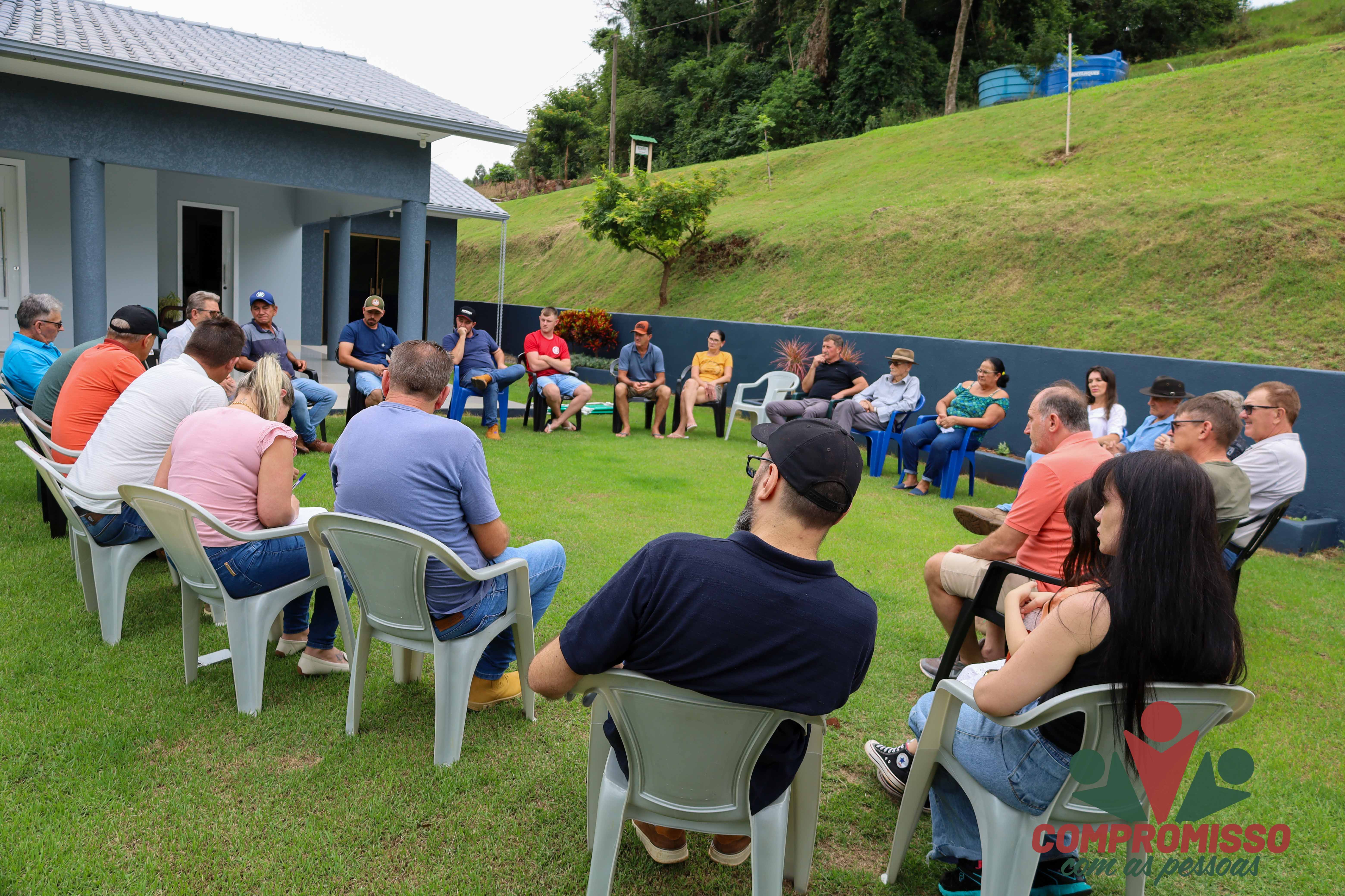 Administração se reúne com moradores da Comunidade de São José dos Pinhais para tratar sobre Readequação de estrada